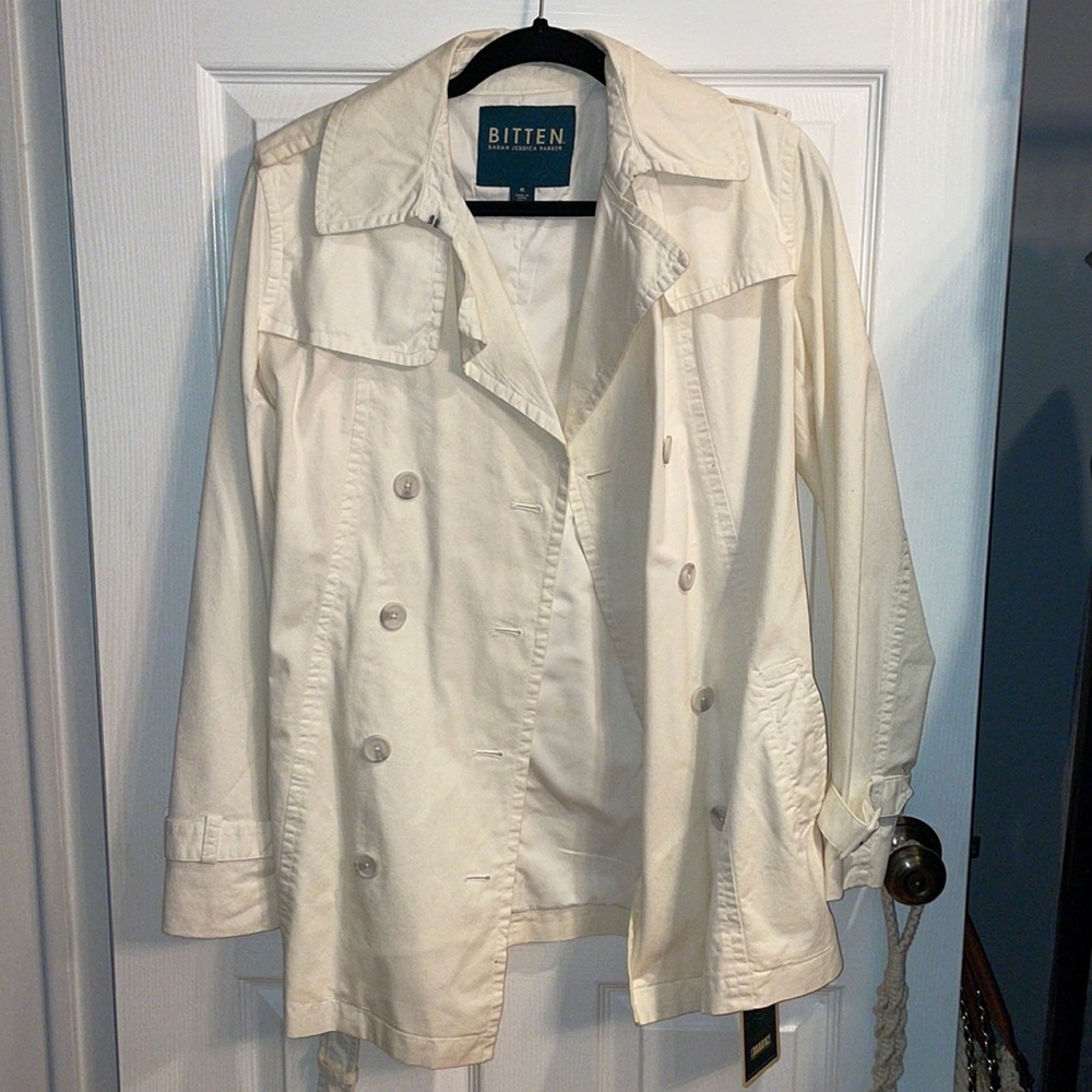 Bitten raincoat- medium